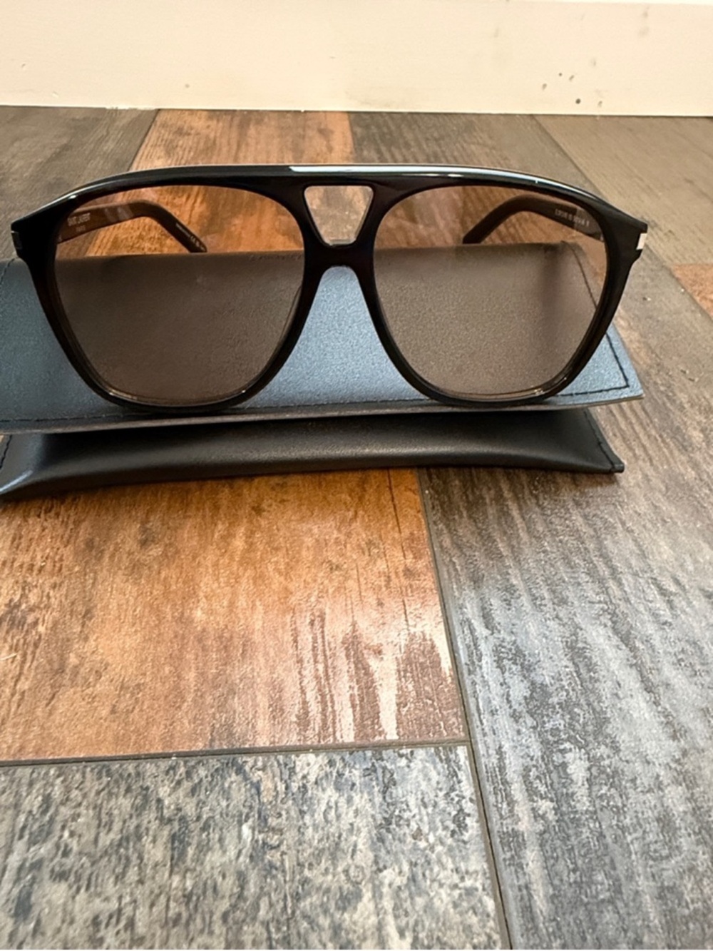 Saint Laurent Black Frame
Sunglasses with Brown/Amber
Lenses SL596 DUNE - Picture 10 of 10